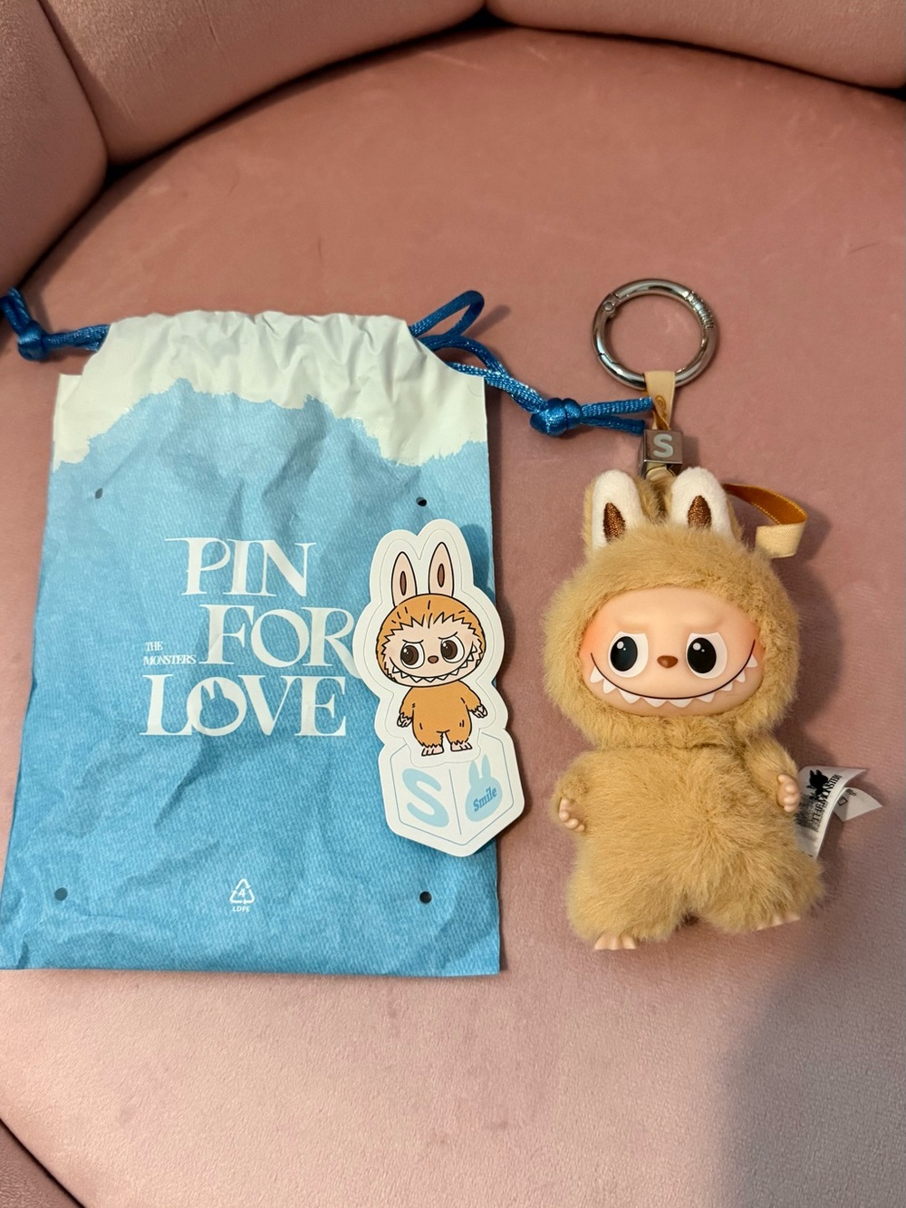 POP MART Pin For Love Letter S
Labubu
